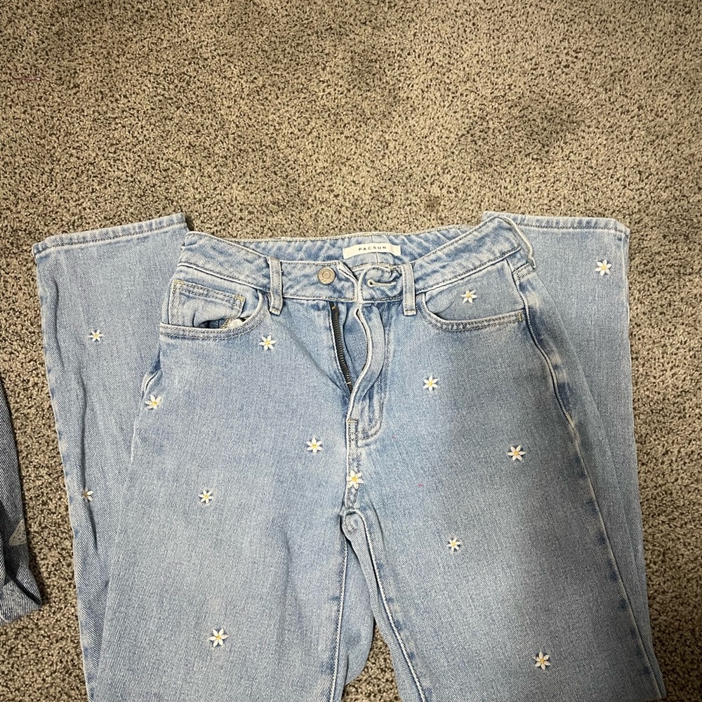 PacSun‎ Light Blue Jeans with white flowers - Picture 4 of 5